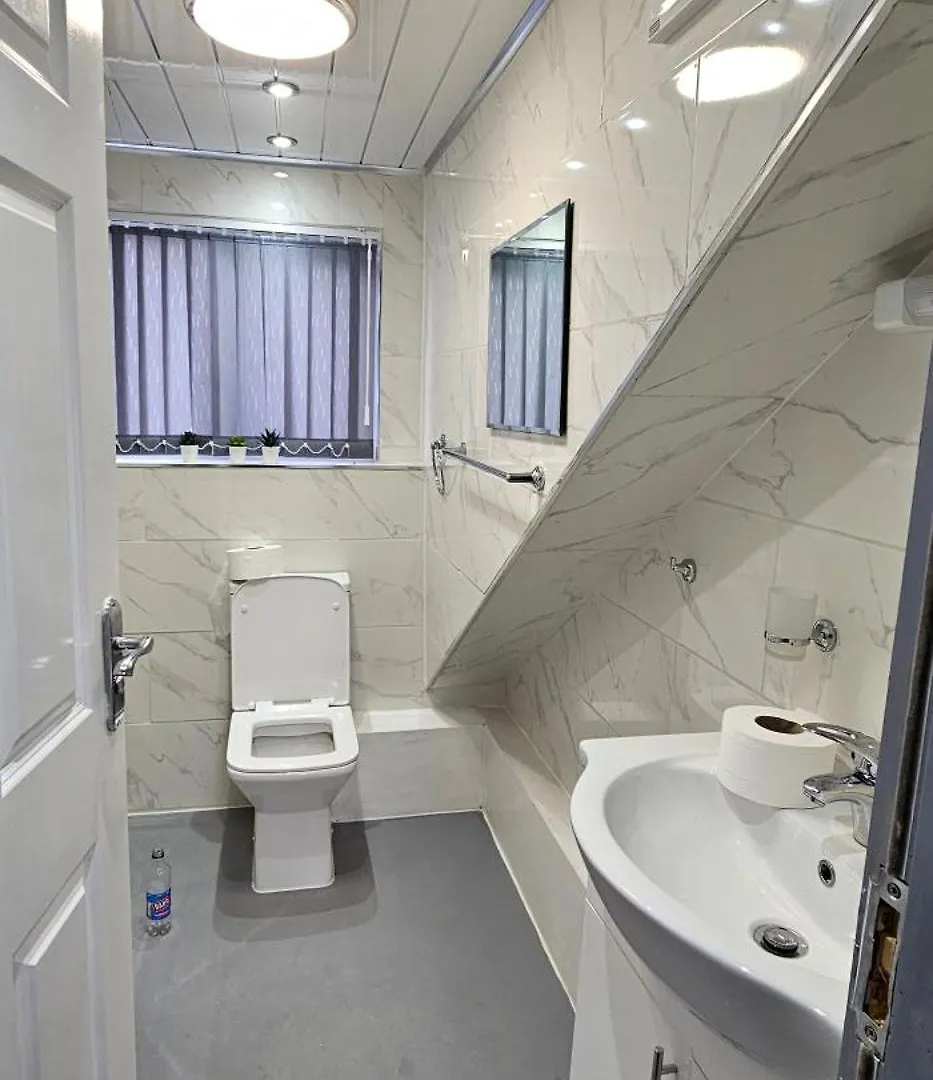 Holiday home Luxury Four Bedroom House Bradford